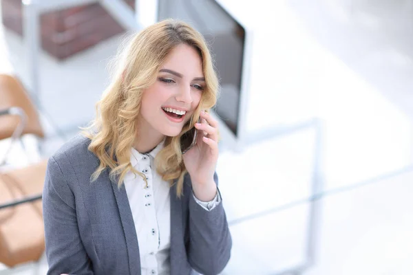 Empregado feliz está falando no smartphone — Fotografia de Stock