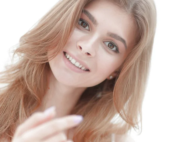 Nahaufnahme Porträt einer lächelnden jungen Frau mit leichtem Make-up. — Stockfoto