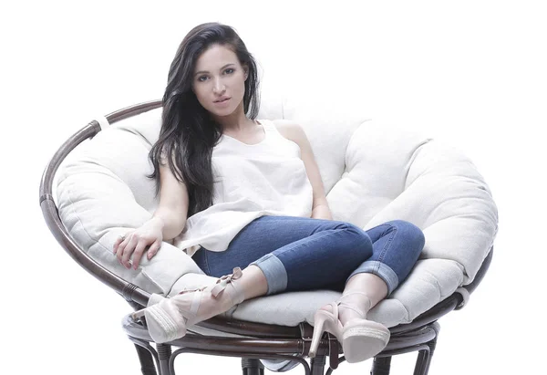 Moderne jonge vrouw zittend in een ronde gezellige zachte stoel — Stockfoto