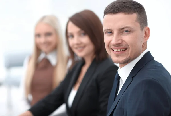 Close-up de pessoas de negócios sentadas em uma reunião na sala de conferências . — Fotografia de Stock