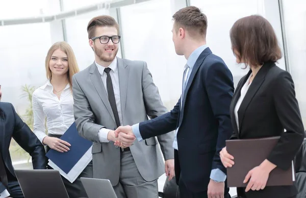 Poignée de main aux partenaires commerciaux lors d'une réunion au bureau — Photo