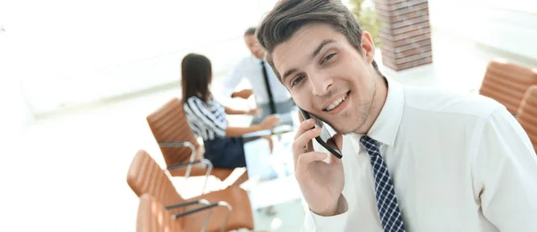 Close seup.businessman talking on smartphone — стоковое фото