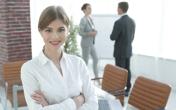 Jonge vrouw assistent staan in de buurt desktop. — Stockfoto