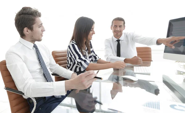 Empleados discutiendo estadísticas de ventas . — Foto de Stock