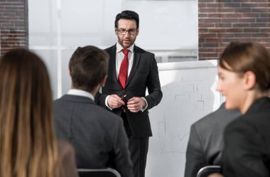 Şık işadamı bir sunum yapıyor