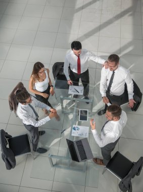 Genç grup insan iş planları tartışıyor.