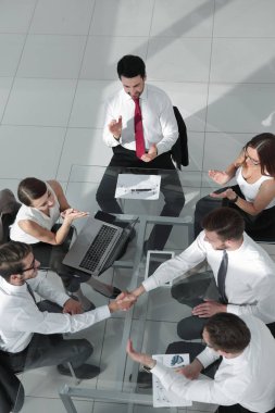 İş ekibi iş planlarını tartışıyor.