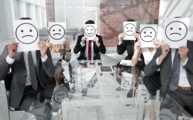 Üzgün yüz çiziminin tutan işadamı görüntüsü.