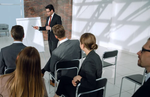 Stilvoller Geschäftsmann bei einer Präsentation — Stockfoto