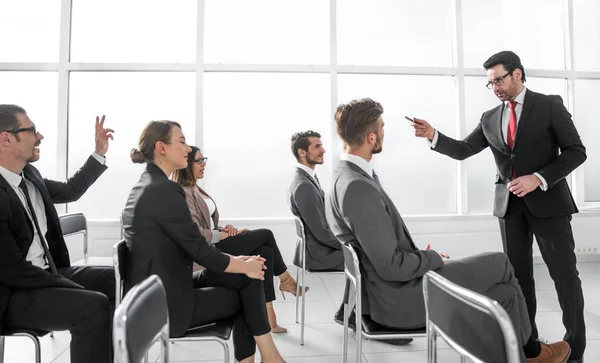 Imagen que muestra a gente de negocios teniendo una conferencia — Foto de Stock