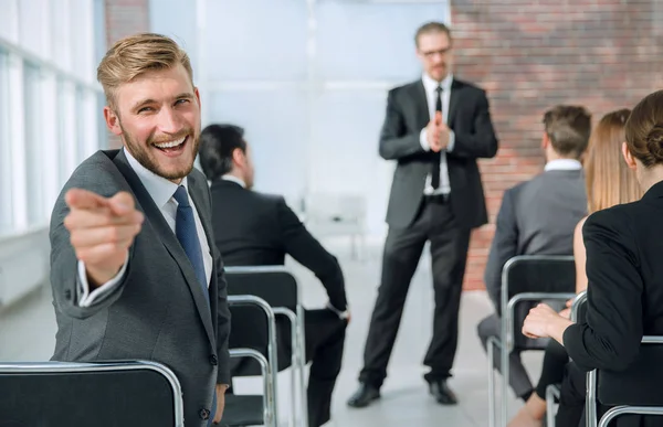 Geri dönüş derste, Genç adam