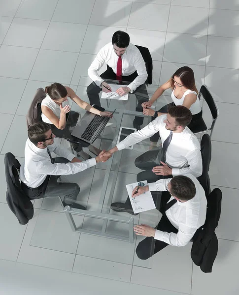 Бизнес-команда обсуждает вместе бизнес-планы — стоковое фото