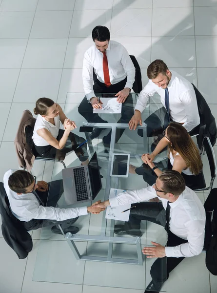 Группа деловых людей на встрече — стоковое фото