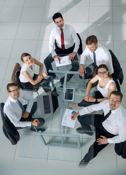 회의 테이블 주위에 일 하는 사업 사람들 — 스톡 사진