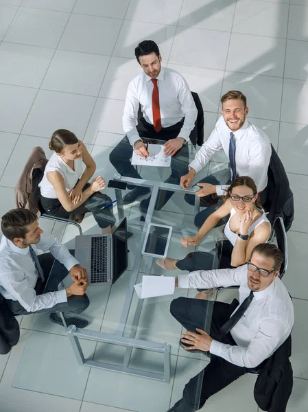 Ludzie biznesu działa wokół stołu konferencyjnego — Zdjęcie stockowe