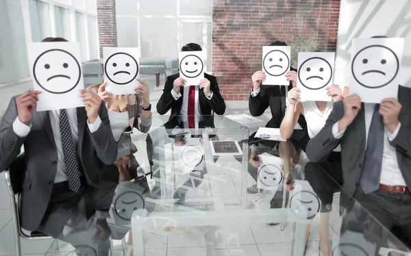 Üzgün yüz çiziminin tutan işadamı görüntüsü.