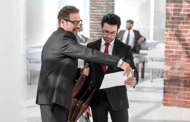 büyük konferans salonu belgelerde erkeklerle iş