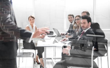 Cam duvarların arkasında çalışan iş adamları