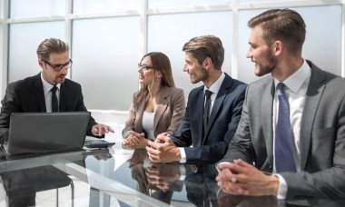 Takım lideri açıklamak ve ekibi ile tartışıyor.