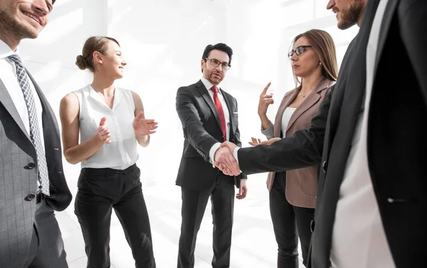 Geschäftlicher Händedruck in einem modernen Büro — Stockfoto