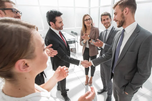 Empresario dando su mano para apretón de manos a la pareja — Foto de Stock