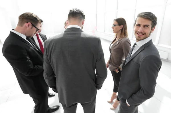 Bild zeigt Geschäftsleute bei einer Konferenz — Stockfoto