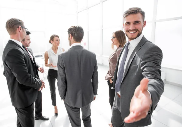 笑みを浮かべてビジネスマン握手のために手を与える — ストック写真