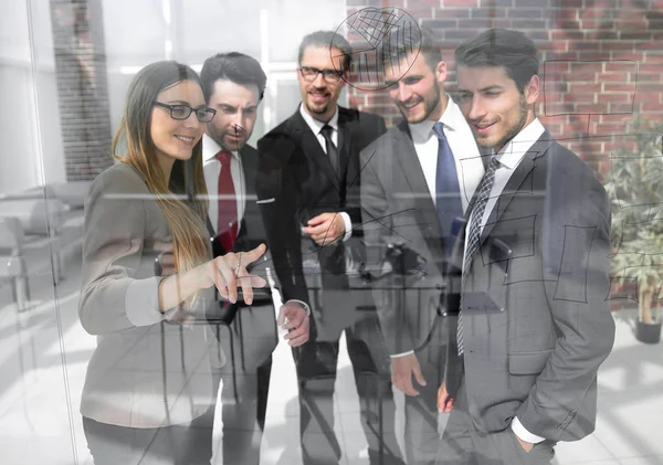 iş kadını bir cam gemide bir diyagram çizmek