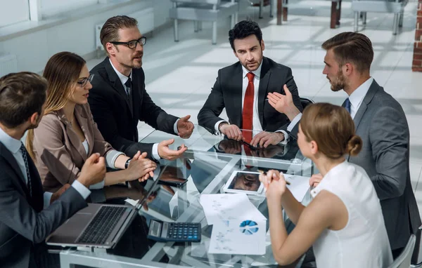 Geschäftsleute im Konferenzraum mit Dokumenten — Stockfoto