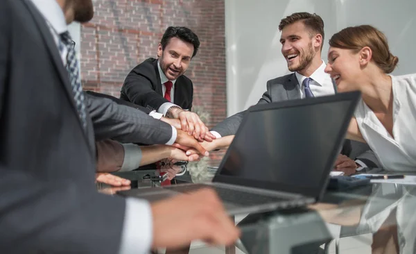 Equipo de negocios feliz mostrando unidad —  Fotos de Stock