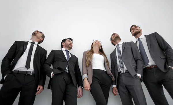 Één vrouw en drie mannen in het bedrijfsleven pakken staan in een rij — Stockfoto
