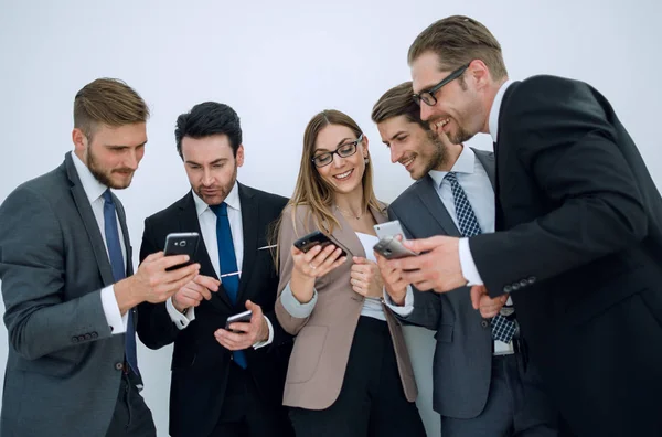 İş ekibi akıllı telefonlarının ekranlarına bakıyor. — Stok fotoğraf