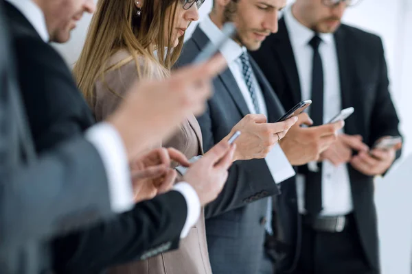 Manos masculinas con teléfono celular — Foto de Stock