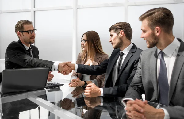 Joven jefe con empleados durante la reunión de negocios — Foto de Stock