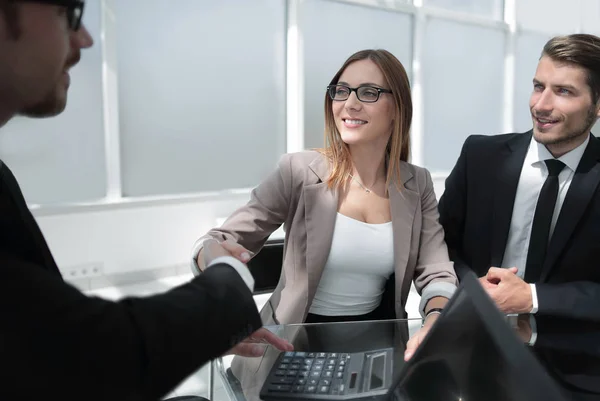 Uomini d'affari che lavorano in sala conferenze — Foto Stock