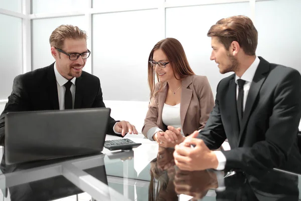 Mujer de negocios presentando a sus colegas en una reunión — Foto de Stock