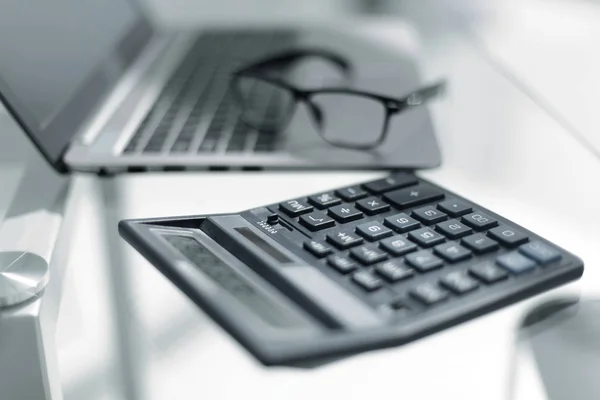 Lugar de trabajo con teclado, calculadora — Foto de Stock