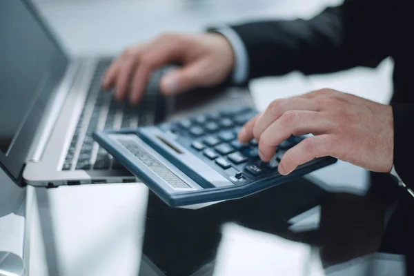 Foto Van Businesspersons Hand Berekening Van Factuur Met Calculator — Stockfoto