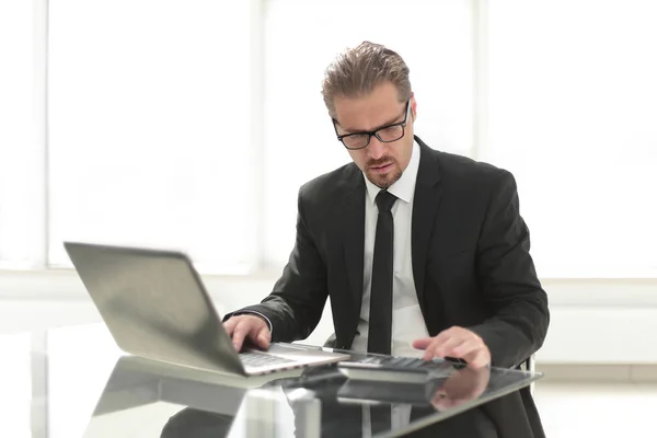 Hand detalj av en affärsman som skriver på sin laptop — Stockfoto