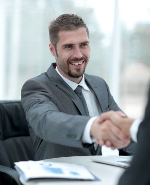 portre .handshake iş ortakları masanın üstünde