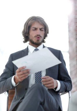 bir erkek ve bir kadın ofiste rahat konuşma