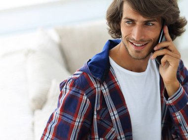 güzel bir fincan adamla bir dizüstü bilgisayar önünde oturur.