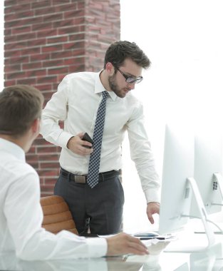 Kendine güvenen işadamı iş sorunları çözer