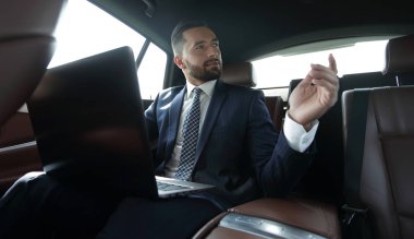 Arabada konuşurken kendinden emin iş adamı