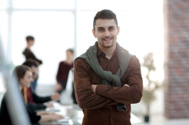 office arka plan üzerinde yaratıcı iş adamı