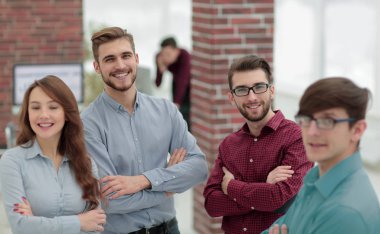Mutlu gülümseyen iş adamları ofiste..