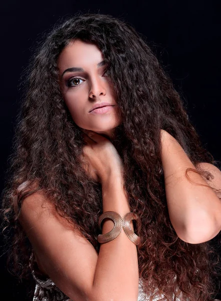 Kadın modeli uzun parlak dalgalı saç modeli ile.