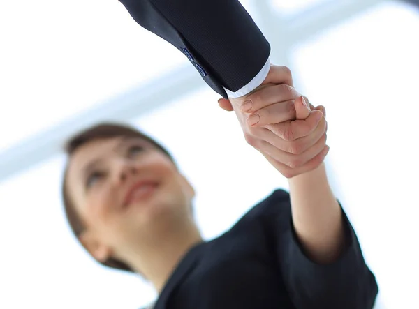 Крупный план деловой женщины, пожимающей руку своему деловому партнеру . — стоковое фото