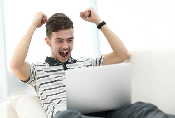 Gelukkig man met laptop zittend op de Bank — Stockfoto