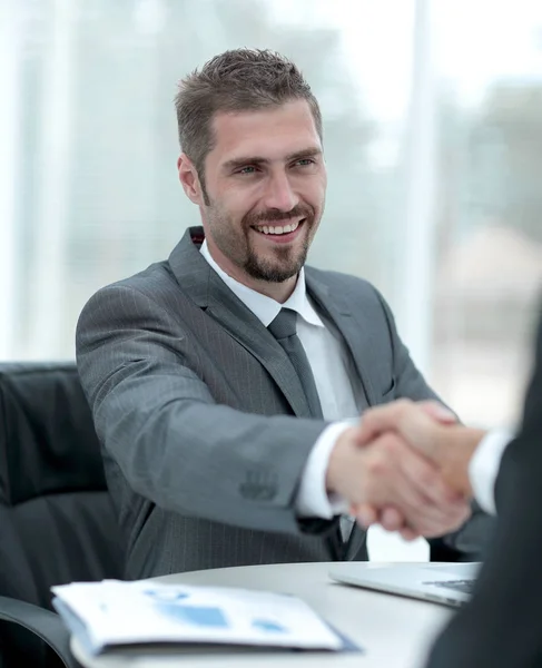 Detailní .handshake obchodních partnerů nad stolem — Stock fotografie